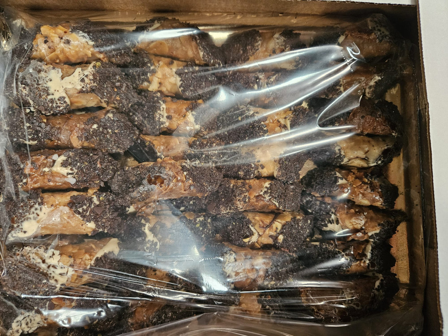 CRUNCHY CANNOLO MANDORLA TIRAMISU' GLUTEN FREE 2KG TRAY